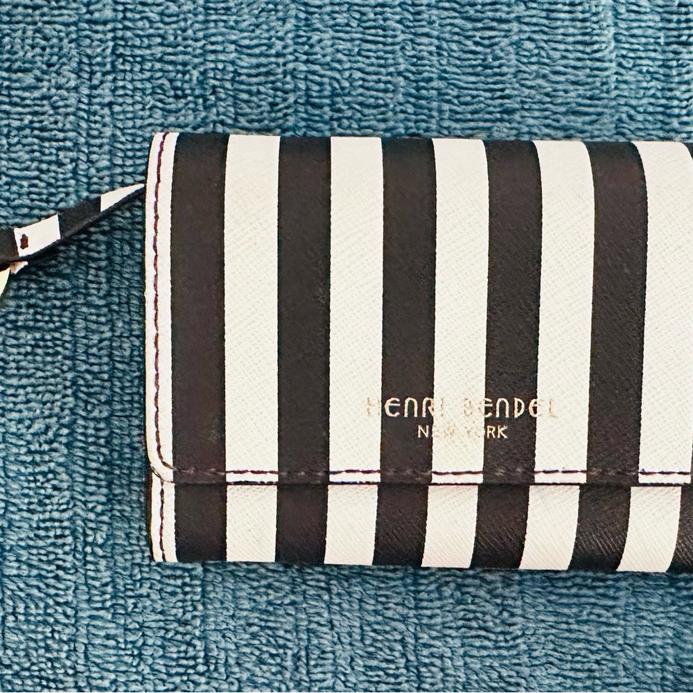 NWOT Henri Bendel Blk/White TriFold Wallet w/ brown/white striped gift bag 🤎🤍🖤 - Picture 3 of 13